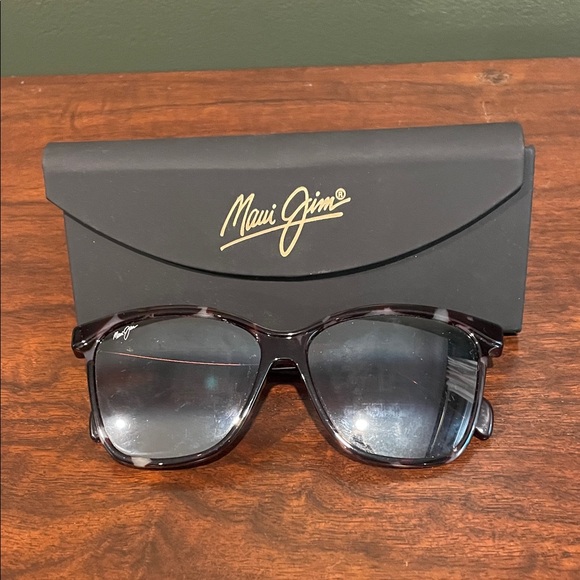 Maui Jim Dark Brown Sunglasses with Black Case - Picture 1 of 1